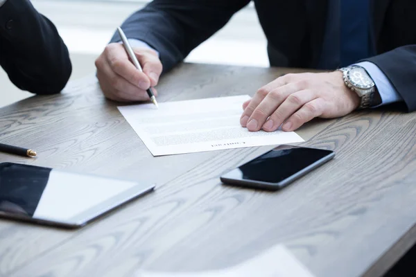 Zakelijk Man Teken Contract Het Bureau Tijdens Bijeenkomst — Stockfoto