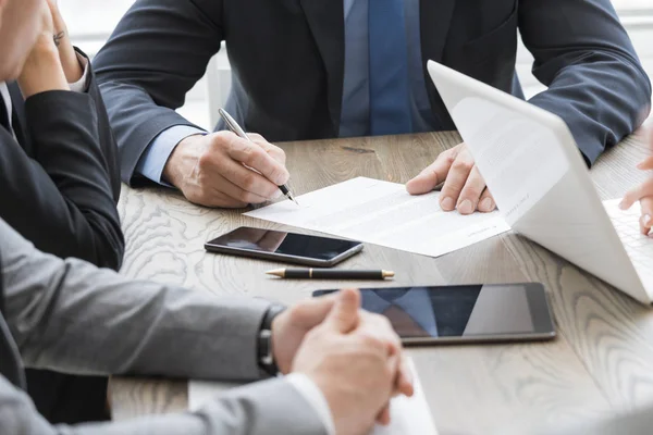 Homem Negócios Assina Contrato Mesa Reunião — Fotografia de Stock