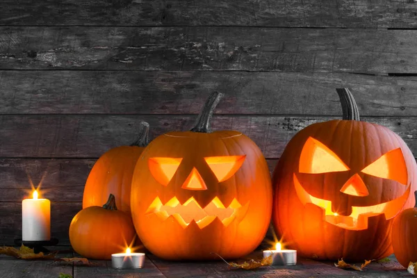 Halloween Kürbisköpfe Jack Laterne Und Kerzen Auf Holzgrund — Stockfoto