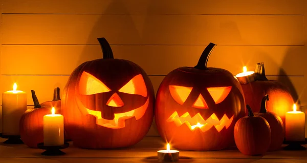 Halloween Pumpa Huvuden Jack Lykta Och Ljus Trä Bakgrund — Stockfoto