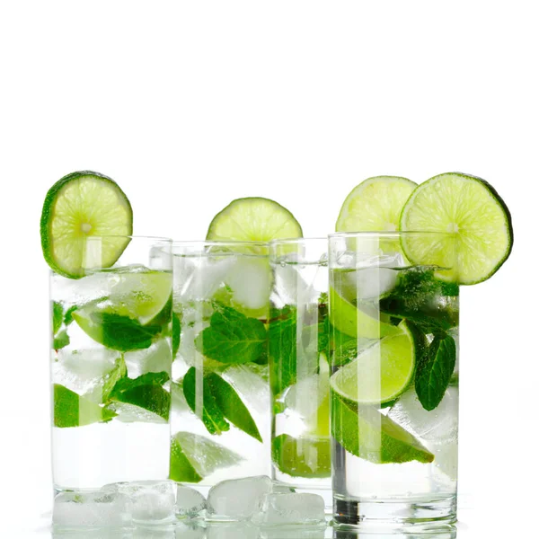 Fél Mojito Koktélokat Lime Menta Elszigetelt Fehér Background — Stock Fotó