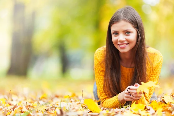 Retrato Uma Linda Mulher Morena Deitada Parque Outono — Fotografia de Stock