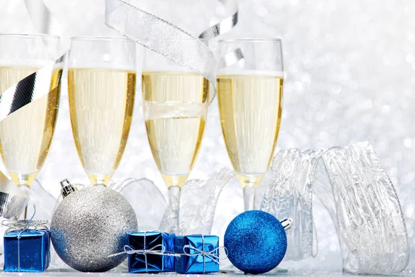 Glas Champagne Och Dekorativa Julgranskulor Glitter Bakgrund — Stockfoto