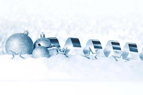 Рождественская Открытка Декоративными Безделушками Снегу — стоковое фото