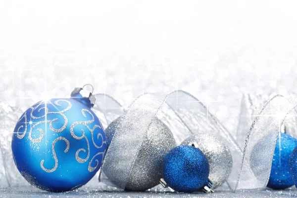 Mooie Glitter Kerstballen Lint Close Schijnt Achtergrond — Stockfoto