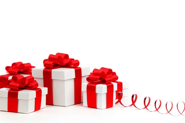 Geschenke Weißen Schachteln Mit Lockigen Roten Bändern Isoliert Auf Weißem — Stockfoto