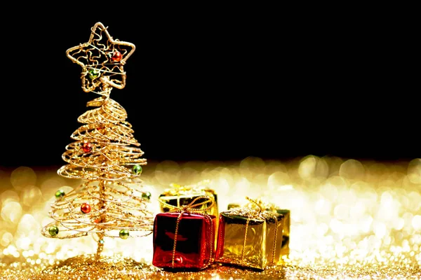 Hermoso Árbol Navidad Decorativo Dorado Regalos Sobre Fondo Brillo Dorado — Foto de Stock