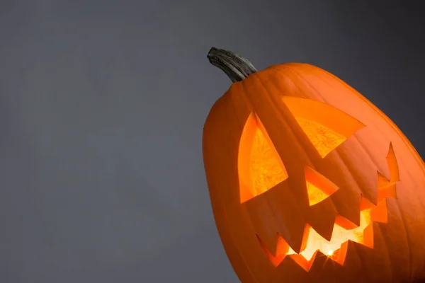 Roliga Halloween Pumpa Med Glödande Grå Bakgrund — Stockfoto