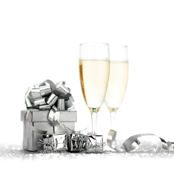 Gläser Champagner Und Silberne Geschenke Isoliert Auf Weiß — Stockfoto