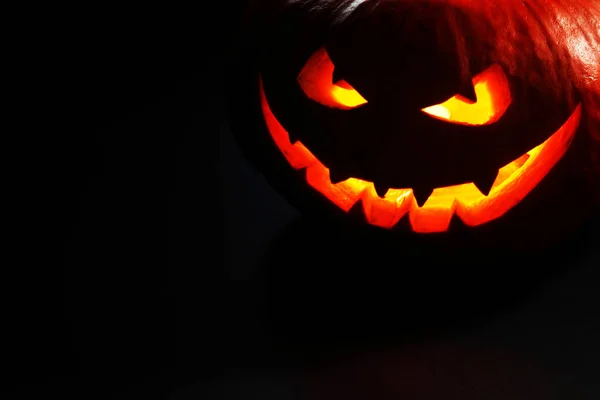 Strašidelné Usmívající Halloween Dýně Tmavém Pozadí — Stock fotografie