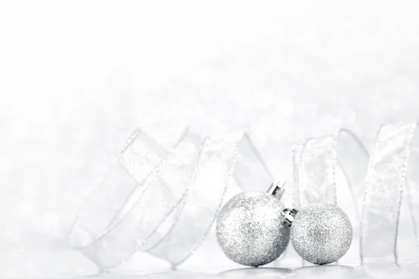 抽象的なキラキラ背景クローズ アップで美しいシルバー クリスマス ボール — ストック写真