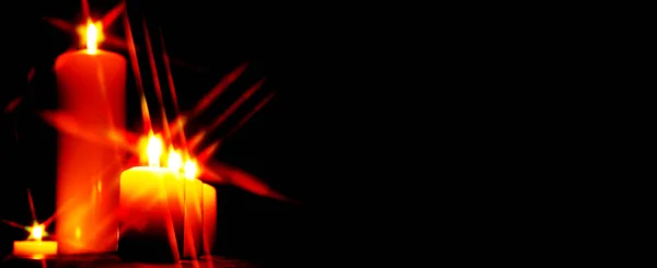 暗い背景上で行照明キャンドルのセット — ストック写真