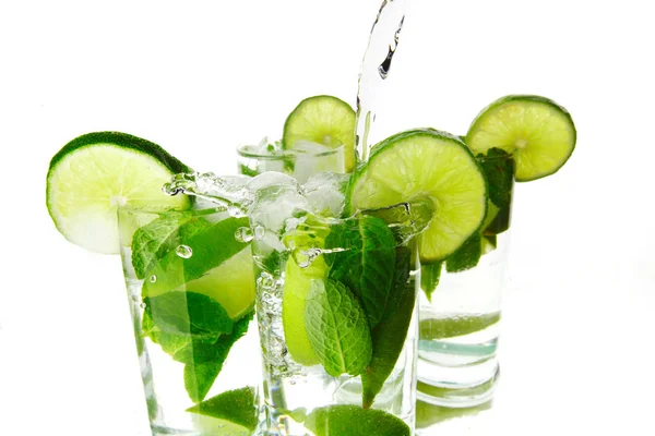 Mojito Cocktails Maken Met Limoen Munt Geïsoleerd Witte Achtergrond — Stockfoto