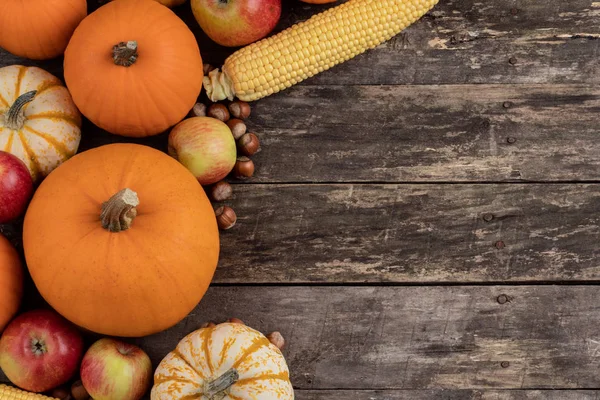 Höstskörd Stilleben Med Pumpor Äpplen Hasselnöt Majs Trä Bakgrund Ovanifrån — Stockfoto