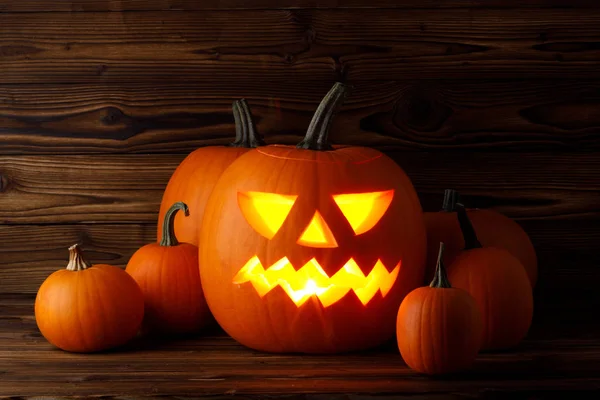 Illuminante Halloween Zucca Teste Jack Lanterna Sfondo Legno — Foto Stock