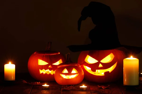 Jack Lantern Halloweenpumpor Med Häxor Hatt Och Brinnande Ljus — Stockfoto