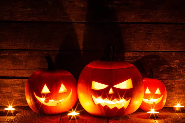 Halloween Pumpa Huvuden Jack Lykta Och Ljus Trä Bakgrund — Stockfoto