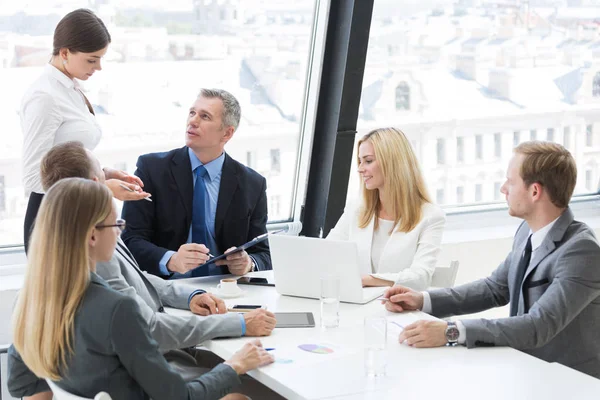 Gli Uomini Affari Collaborano All Incontro Lavoro Con Grafici Finanziari — Foto Stock