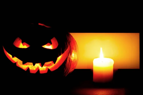 Halloween Kürbis Mit Leerer Postkarte Und Kerze Auf Schwarzem Hintergrund — Stockfoto