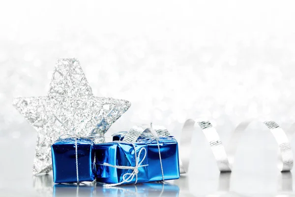 Μπλε Χριστούγεννα Δώρα Και Διακόσμηση Γυαλιστερό Ασημί Φόντο — Φωτογραφία Αρχείου