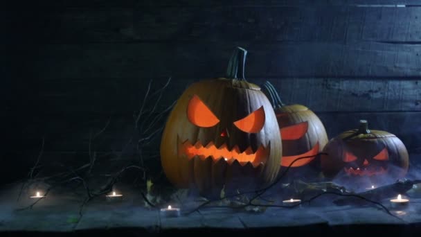 Halloween Calabazas Cabeza Jack Linterna Velas Luz Azul Niebla — Vídeos de Stock