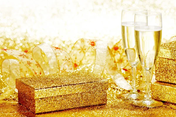 Champagne Brýle Dárkové Krabice Zlatém Pozadí Zajiskření Světel — Stock fotografie