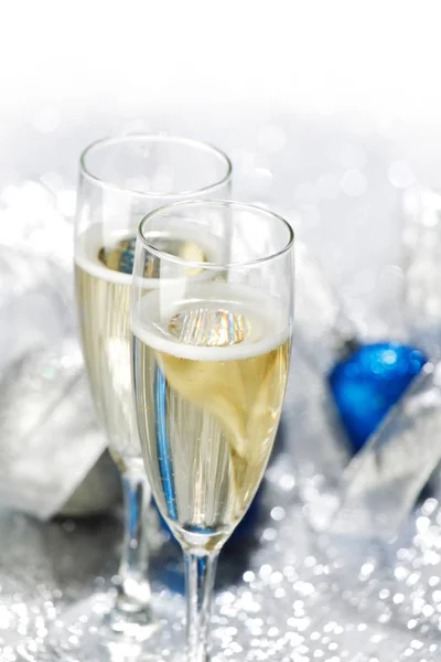 香槟的眼镜和新年装饰上银景背景 — 图库照片