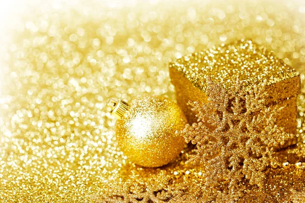 光沢のある黄金クリスマス装飾キラキラの背景の上 — ストック写真