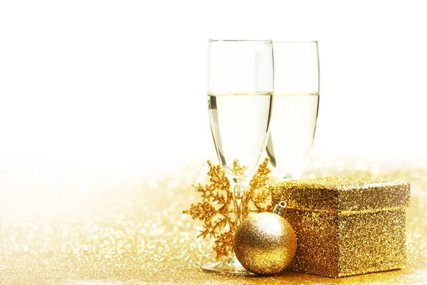 Champagneglazen Christmas Decor Glitters Met Wit Kopiëren Ruimte — Stockfoto