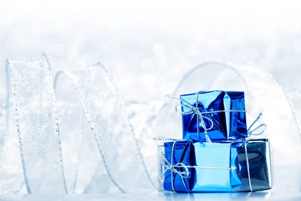 Coffrets Cadeaux Décoratifs Vacances Bleus Sur Fond Lumineux Brillant — Photo