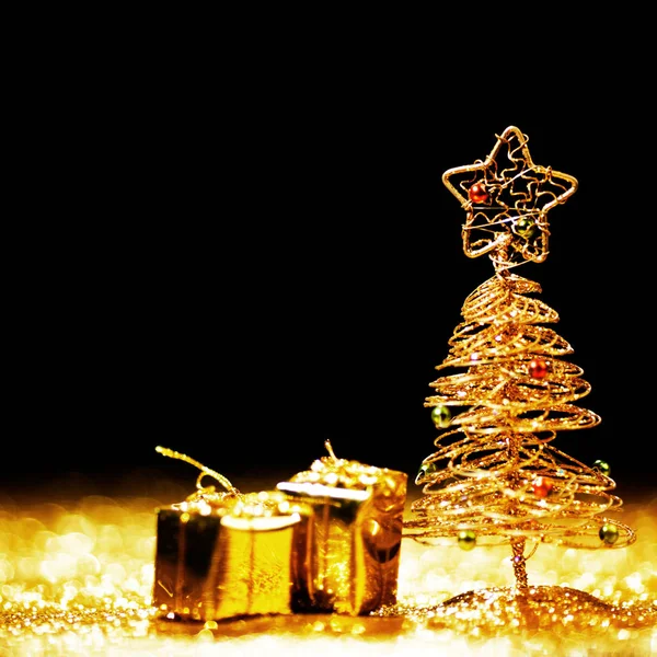 Spielzeug Goldene Dekorative Weihnachtsbaum Auf Glitzerhintergrund — Stockfoto