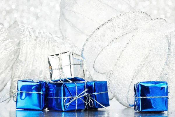 Dekorativa Blå Lådor Med Holiday Gåvor Blanka Glitter Bakgrund — Stockfoto