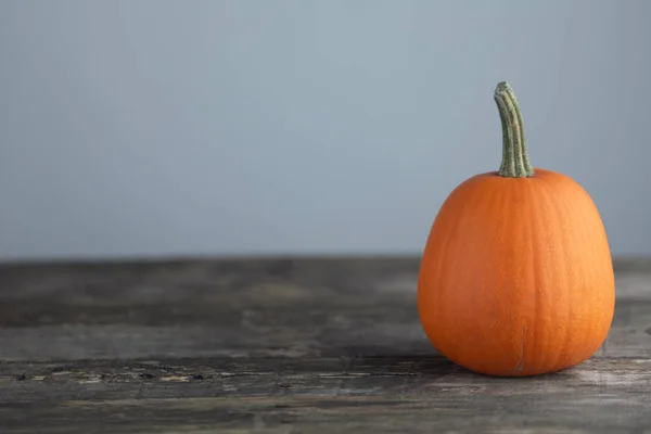 Una Zucca Arancione Vecchio Tavolo Legno Sfondo Grigio Concetto Halloween — Foto Stock