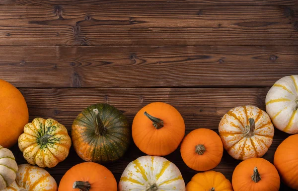 Veel Oranje Pompoenen Houten Achtergrond Halloween Concept Bovenaanzicht Met Kopie — Stockfoto