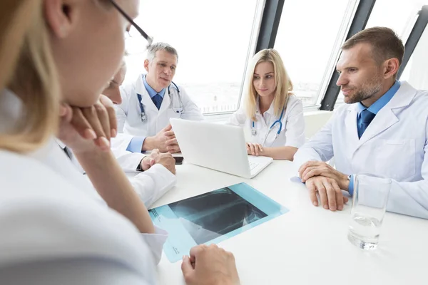 Grupp Läkare Titta Och Diskutera Röntgen Klinik Eller Sjukhus — Stockfoto