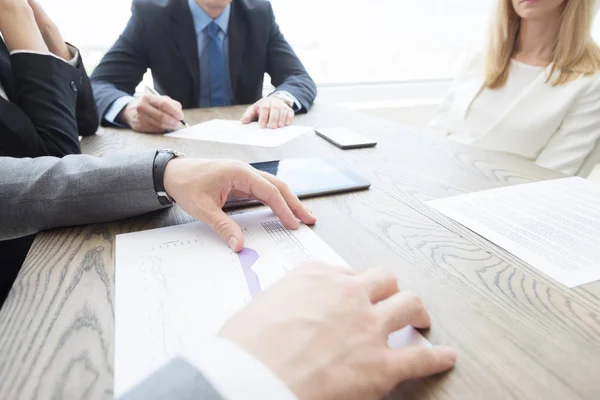 Equipo Empresarios Reunión Trabajando Con Gráficos Diálogos Oficina — Foto de Stock