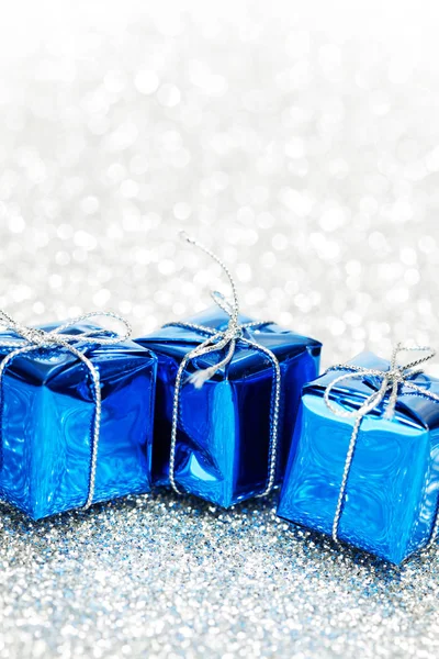 Маленькие Коробочки Декоративными Праздничными Подарками Серебряном Боке Фоне — стоковое фото