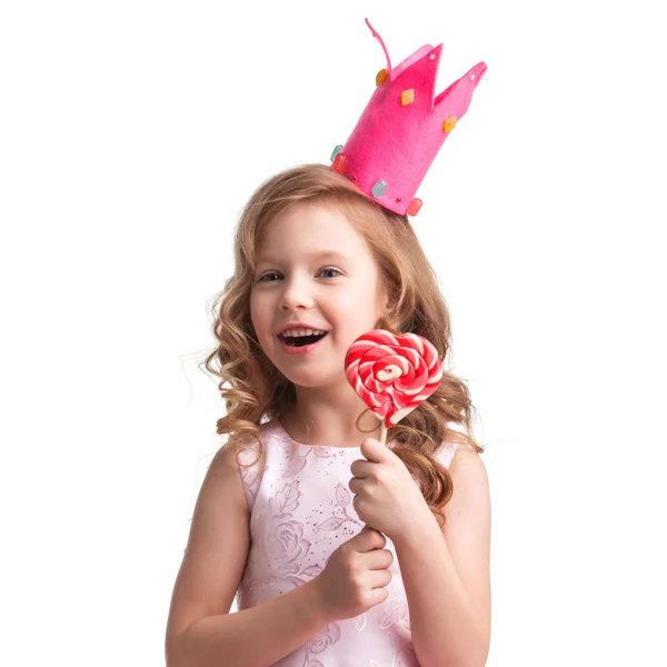 Linda Menina Princesa Doce Coroa Segurando Grande Coração Rosa Forma — Fotografia de Stock