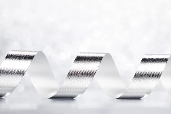 Gekrulde Zilver Serpentine Glanzend Glitter Achtergrond Concept Vakantie — Stockfoto