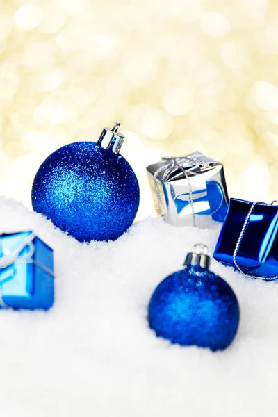 冰雪特写上的银蓝圣诞装饰品 — 图库照片