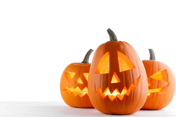 Drie Halloween Pompoenen Geïsoleerd Witte Achtergrond — Stockfoto