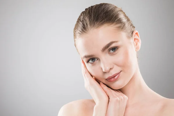 Bella Giovane Donna Con Pelle Fresca Pulita Toccare Proprio Viso — Foto Stock