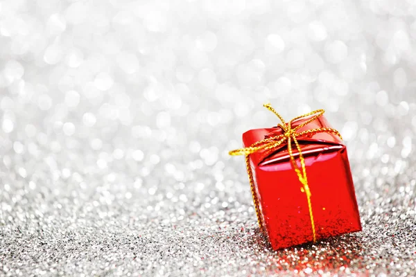 Dekorierte Rote Weihnachtsgeschenke Auf Silbernem Hintergrund — Stockfoto