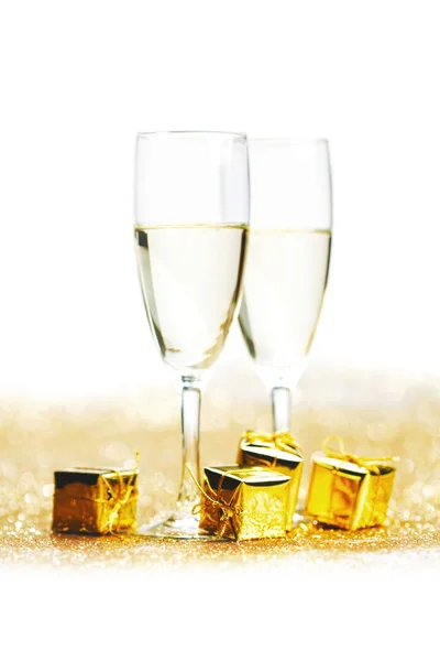 Champagne Glas Och Presentask Gyllene Bakgrund — Stockfoto