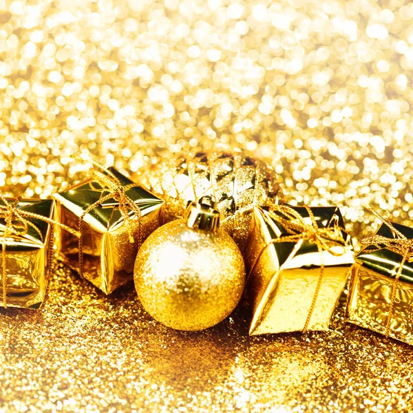 Golden Christmas Boll Och Gåvor Abstrakt Glitter Bakgrund — Stockfoto