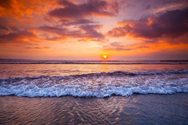 Radiante Puesta Sol Colorida Playa Mar Bali Indonesia —  Fotos de Stock