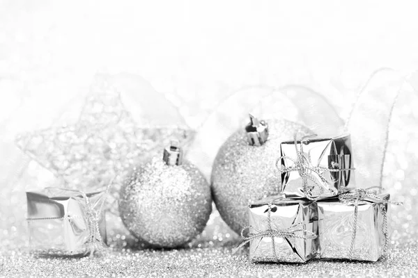 シルバーラメの背景上のクリスマスの装飾 — ストック写真
