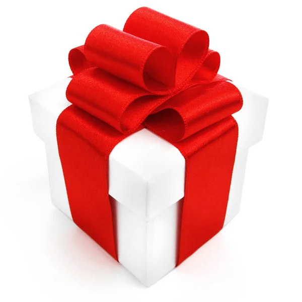 白色礼品盒隔离在白色背景上的红丝带 — 图库照片