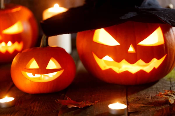 Cadı Şapka Ile Fener Halloween Pumpkins Jack Mumlar Yanan — Stok fotoğraf