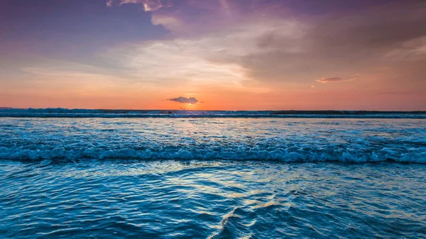 Radiante Puesta Sol Colorida Playa Mar Bali Indonesia —  Fotos de Stock